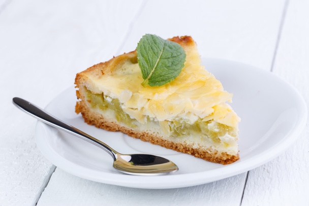 Tranche savoureuse de tarte à la rhubarbe sur table en bois blanc
. - Photo, image