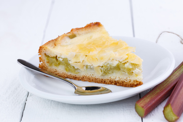 Tranche savoureuse de tarte à la rhubarbe sur table en bois blanc
. - Photo, image