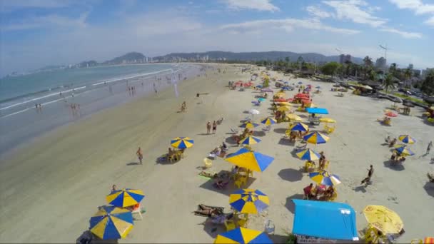 Multidão na praia em um dia de verão
 - Filmagem, Vídeo