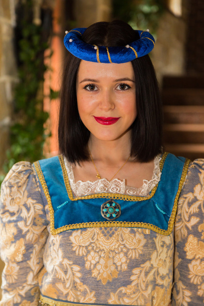 Женщина в средневековой одежде
 - Фото, изображение