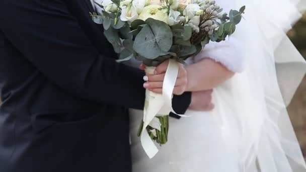 Brautstrauß aus Blumen in den Händen der Braut - Filmmaterial, Video