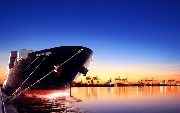 контейнерное судно в импорте, экспортный порт против красивого утра
 - Фото, изображение