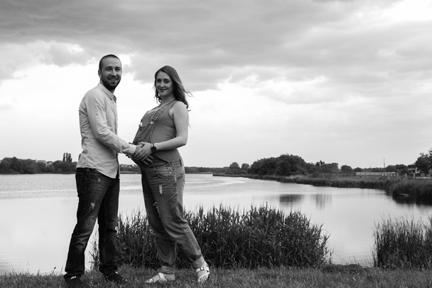 Jeune couple sur la rive du lac
 - Photo, image