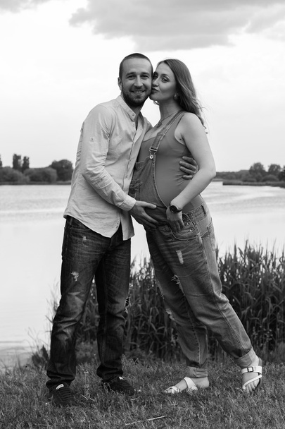 Jeune couple sur la rive du lac
 - Photo, image