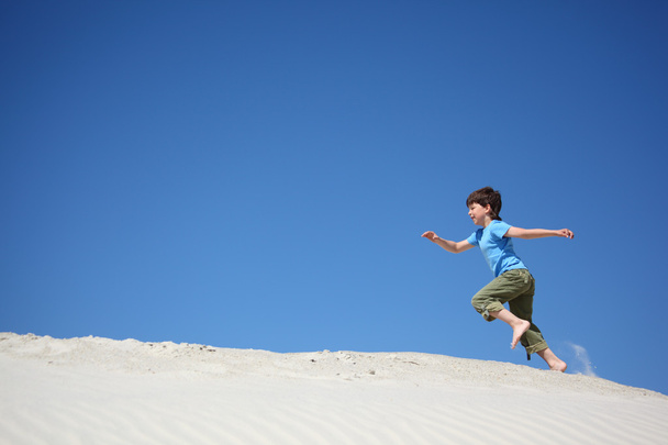 Boy runs on sand - Fotó, kép