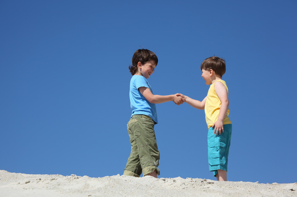 Two boys greet on sand - Foto, Imagem