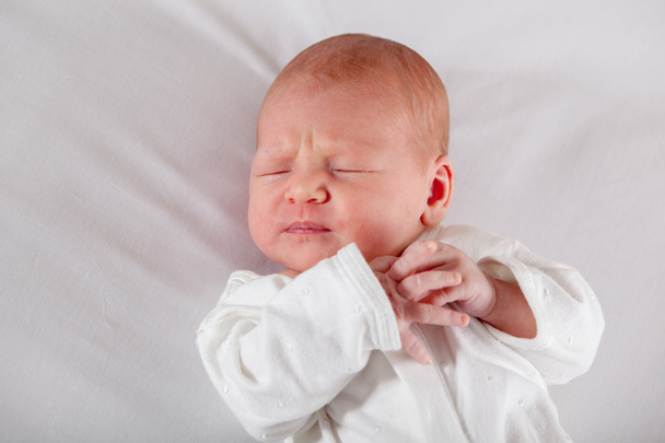Le nouveau-né dort paisiblement - Photo, image