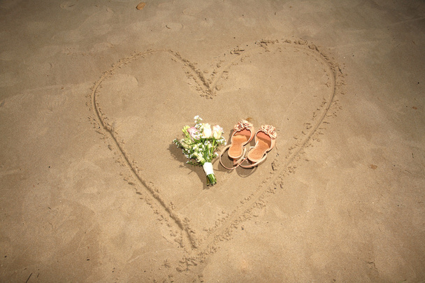 Chaussures et bouquet sur un coeur
 - Photo, image