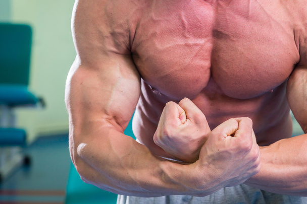 Bodybuilder demonstriert seine Muskeln - Foto, Bild
