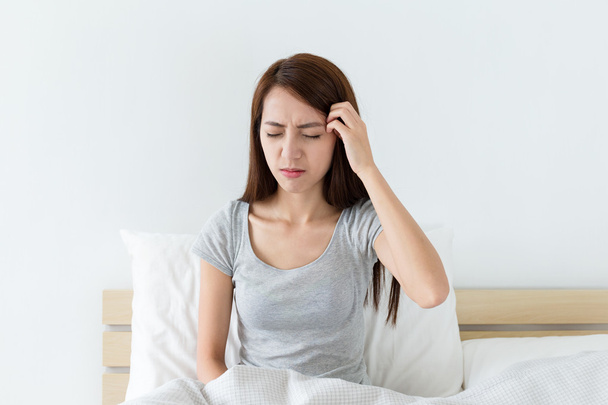 Mujer asiática sensación de dolor de cabeza
 - Foto, imagen