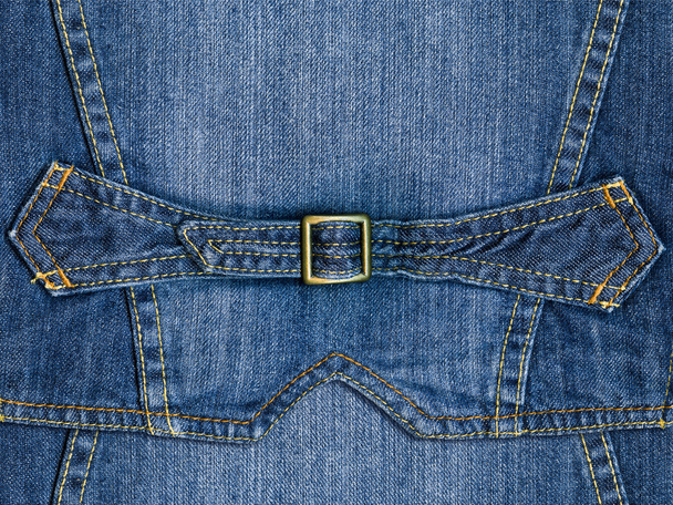 blaue Jeans mit Riemen und gelbem Metallverschluss - Foto, Bild