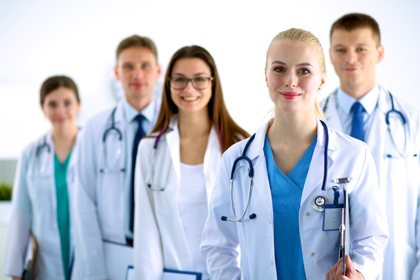 Portret van een groep lachende ziekenhuiscollega 's die samen staan - Foto, afbeelding