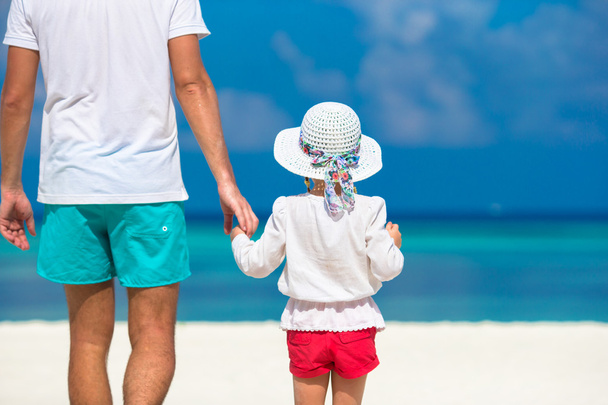 Rozkošná holčička a šťastný otec během tropická pláž dovolená - Fotografie, Obrázek