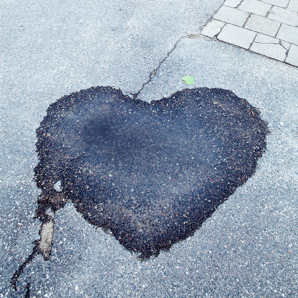 Märkä tumma tahra sydämen muotoinen
 - Valokuva, kuva