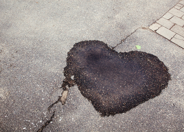 Märkä tumma tahra asfaltin muotoinen sydän
 - Valokuva, kuva