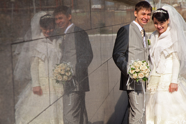 prometido y novia y reflexión en la pared
 - Foto, Imagen