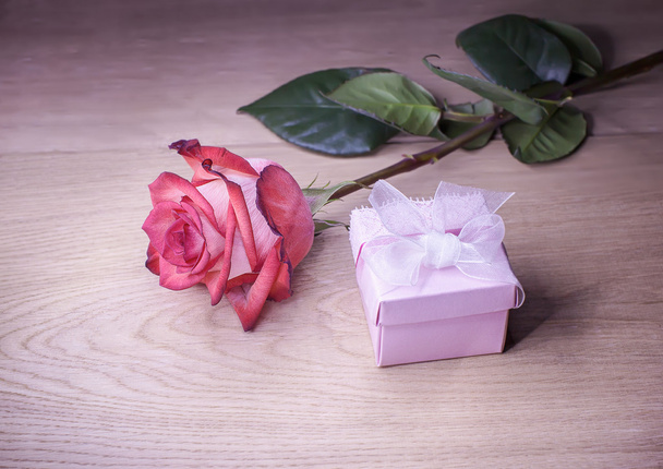 Beautiful rose and gift box on a wooden background - Valokuva, kuva