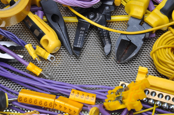 Werkzeuge und Komponenten für die Elektroinstallation - Foto, Bild
