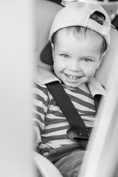 портрет щасливого малюка хлопчика, що сидить у машині
  - Фото, зображення