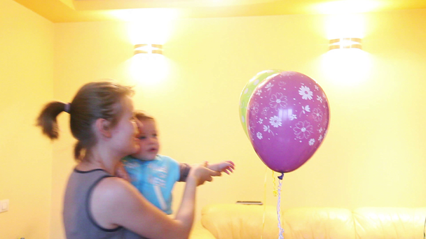 Moeder en boy spelen met ballonnen - Video