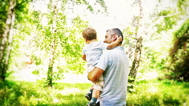 Chlapec a otec v parku - Záběry, video