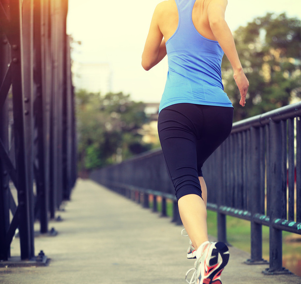 Atleta corredor corriendo en puente de hierro
. - Foto, Imagen