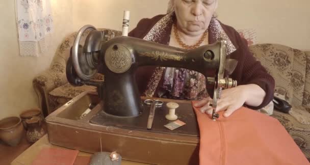 Büyükanne Sovyetler Birliği retro bir eski dikiş makinesinde bir kırmızı bayrak diker, tüm koleksiyon - birçok süper yakın çekimler, renk düzeltme için Raw formatta görmek - Video, Çekim