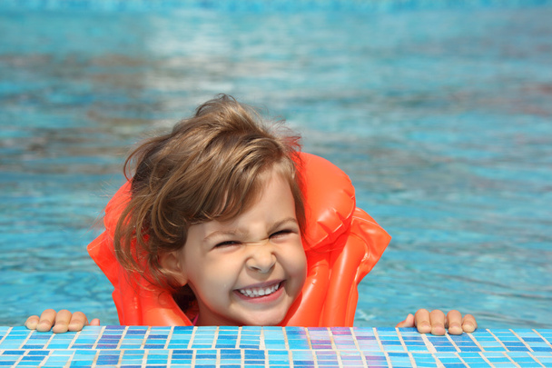 Little girl in inflatable waistcoat in pool - Foto, Imagem