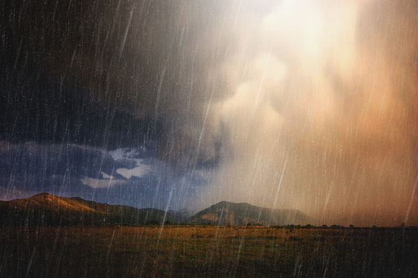 καταιγίδα βροχή στο ηλιοβασίλεμα - Φωτογραφία, εικόνα