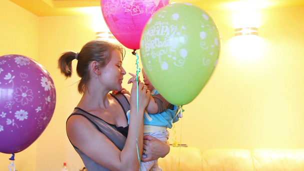 Moeder en boy spelen met ballonnen - Video