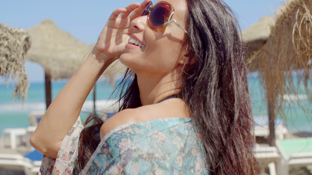 Vidám fiatal hölgy a strandon - Felvétel, videó