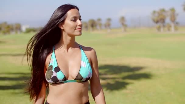 Mujer bonita en sujetador de bikini
 - Imágenes, Vídeo