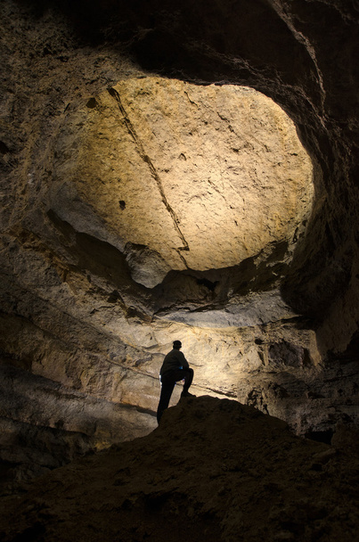 Man silhouet in een grot - Foto, afbeelding