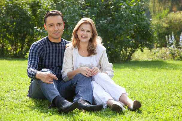 Man and woman in braces laughing outdoors - Foto, immagini