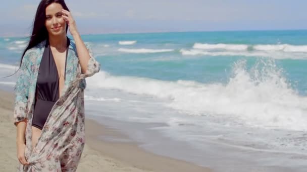 hübsche junge Frau in Sommerkleidung - Filmmaterial, Video