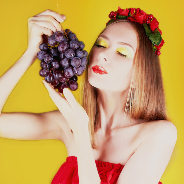 summer girl with grape - Fotografie, Obrázek