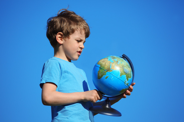 Boy and the globe - Foto, Bild