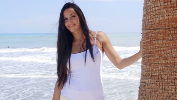 Csinos, fiatal nő a tengerparton - Felvétel, videó