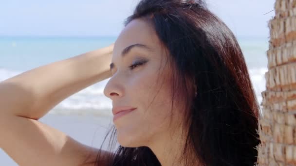 Gyönyörű nő a tengerparton - Felvétel, videó