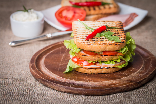 klassieke club sandwich met spek en groenten  - Foto, afbeelding