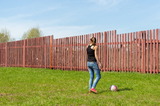 menina jogar bola
 - Foto, Imagem