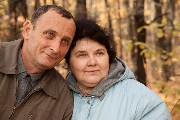Vieil homme et vieille femme dans la forêt automnale
 - Photo, image