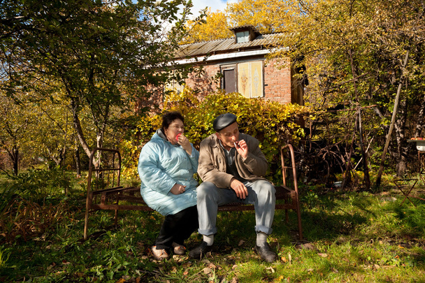 middleaged erkek ve kadın ile elma - Fotoğraf, Görsel