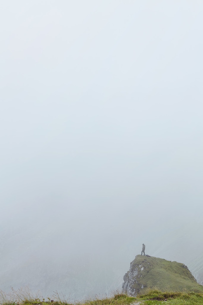 Man on cliff - Φωτογραφία, εικόνα