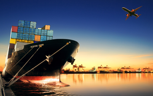 контейнерний корабель в імпорті, експортний порт проти красивого ранкового l
 - Фото, зображення