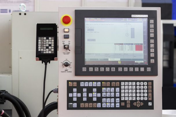 Panel de control de una máquina cnc
 - Foto, imagen