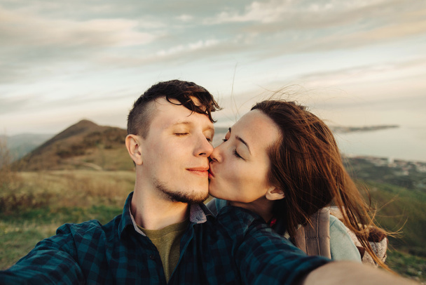 Автопортрет любящей пары на открытом воздухе
 - Фото, изображение