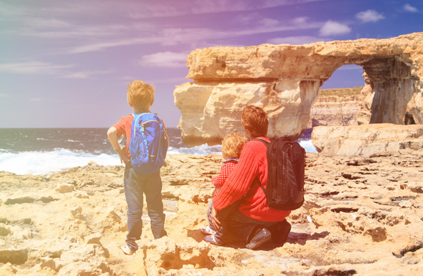 父と見ているゴゾ島に Azure ウィンドウの子供 - 写真・画像