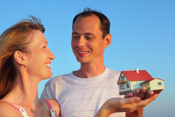 genç kadın ve erkek, ev Garaj ile el modeli tutmak - Fotoğraf, Görsel