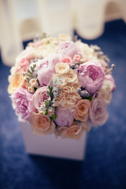 Beautiful wedding bouquet with many flowers - Foto, Imagen